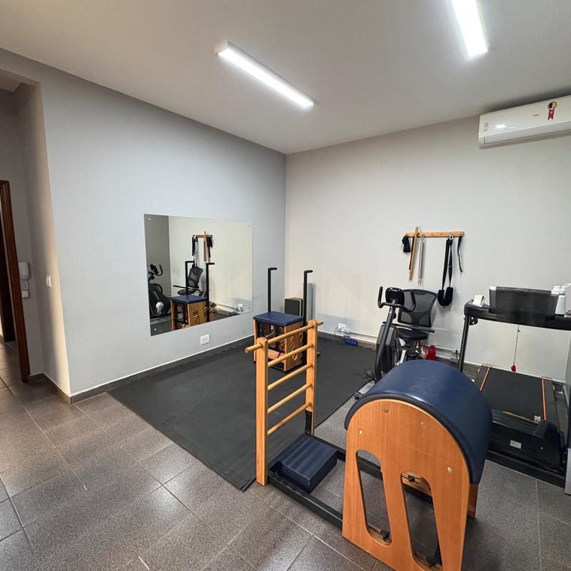 Aparelhos de Pilates e barra de parede